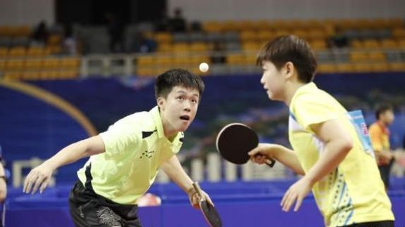 他在右侧既 他在右侧既